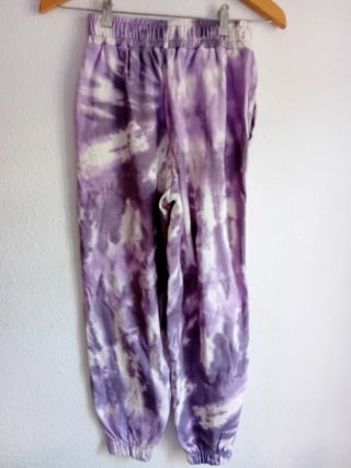Pantalón chándal Bershka tie-dye morado