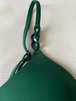 Bikini verde con cadenas