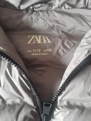 Chaqueta acolchada verde oliva pero no se enfoca