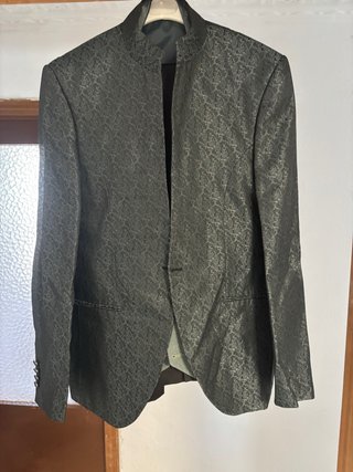 Traje verde oscuro con estampado plateado