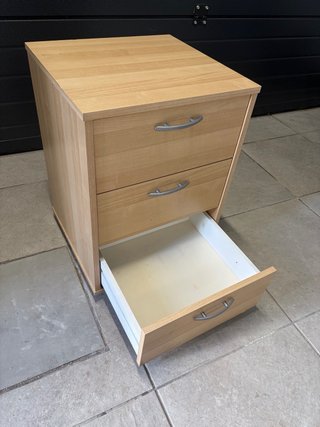 Cajonera de madera con ruedas