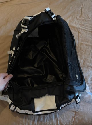 Mochila bolsa de viaje negra y blanca