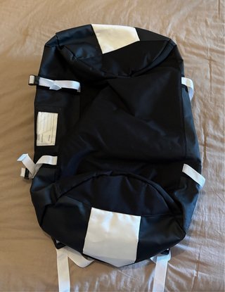 Mochila bolsa de viaje negra y blanca