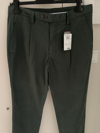 Pantalón chino T44 verde con etiqueta