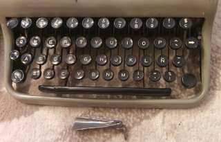 Máquina de escribir Hispano Olivetti Pluma 22