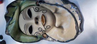 Caras de cerámica decorativas
