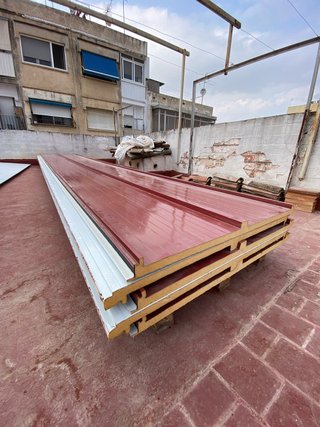 Panel sándwich rojo y blanco
