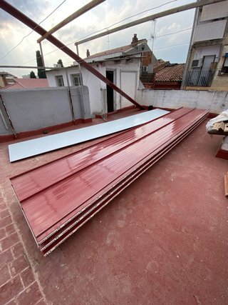 Panel sándwich rojo y blanco