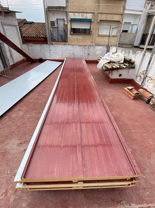 Panel sándwich rojo y blanco