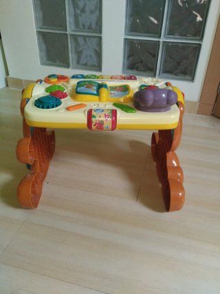 Mesa de actividades musical para bebés