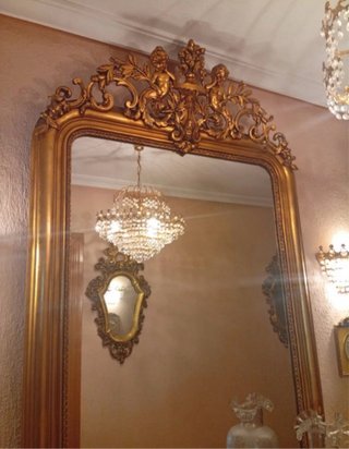 Espejo decorativo dorado con querubines