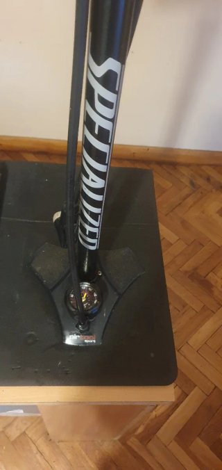 Bomba de pie para bicicleta i tambien para coche