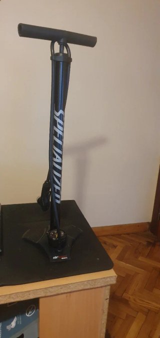 Bomba de pie para bicicleta i tambien para coche