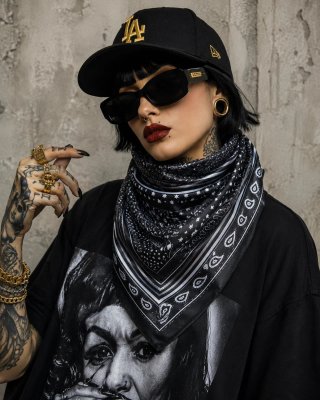 Pañuelo satinado negro cadenas estrellas NUEVO