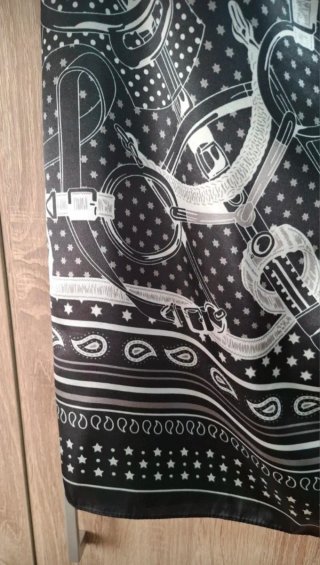 Pañuelo satinado negro cadenas estrellas NUEVO