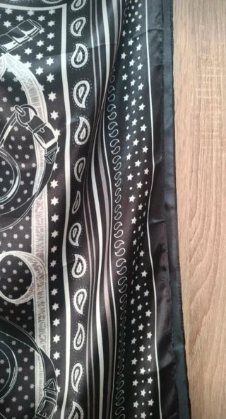 Pañuelo satinado negro cadenas estrellas NUEVO