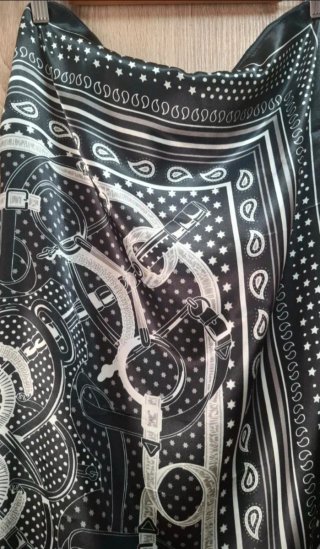 Pañuelo satinado negro cadenas estrellas NUEVO