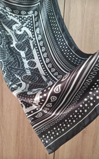 Pañuelo satinado negro cadenas estrellas NUEVO
