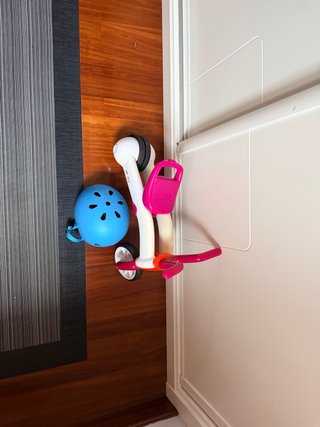 Bicicleta infantil con casco