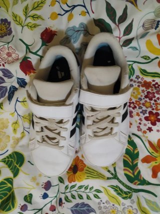Zapatillas Adidas niño talla 32.