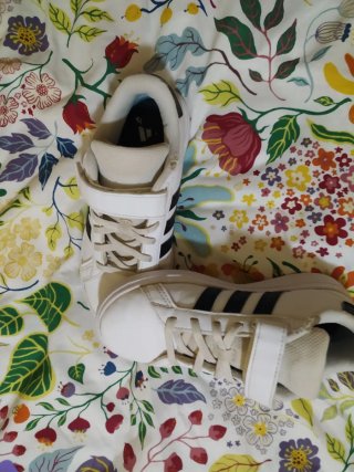 Zapatillas Adidas niño talla 32.