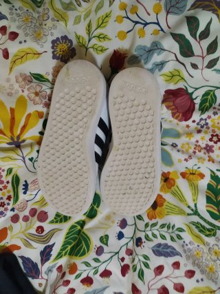 Zapatillas Adidas niño talla 32.