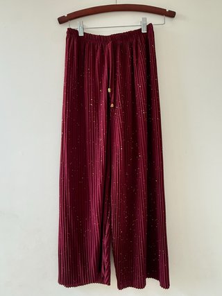 Pantalones plisados con brillos dorados