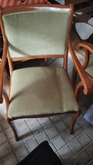 Juego de cuatro sillones Neoclásicos Tapizados