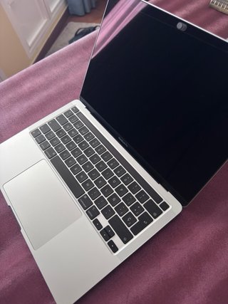 MacBook Pro 13" 512GB SSD 8GB RAM. Año 2020.