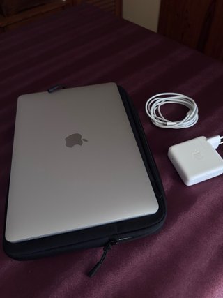 MacBook Pro 13" 512GB SSD 8GB RAM. Año 2020.