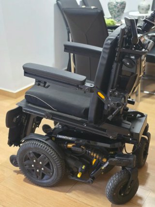 Silla de rueda 4Front negra, en perfecto estado.