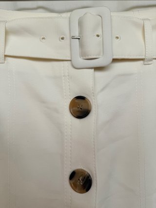 Falda blanca midi con cinturón y botones