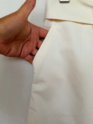 Falda blanca midi con cinturón y botones