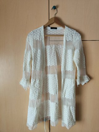 Vestido blanco texturizado con chaqueta a juego