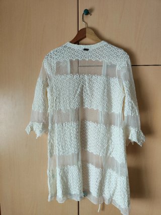 Vestido blanco texturizado con chaqueta a juego