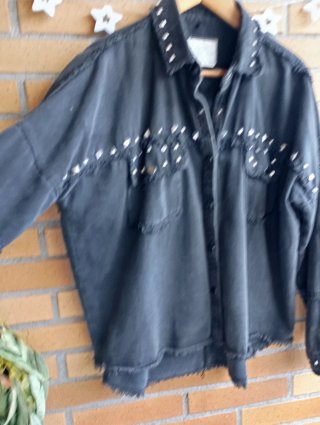 Cazadora vaquera Zara negra tachuelas talla S y M