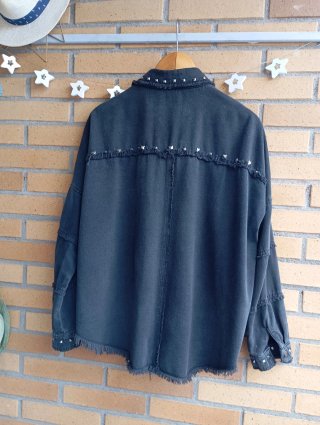 Cazadora vaquera Zara negra tachuelas talla S y M