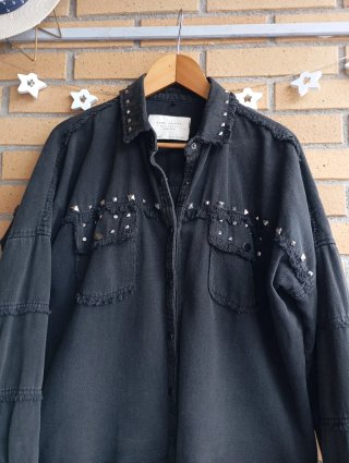 Cazadora vaquera Zara negra tachuelas talla S y M