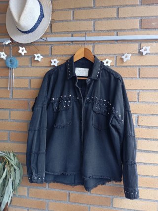 Cazadora vaquera Zara negra tachuelas talla S y M