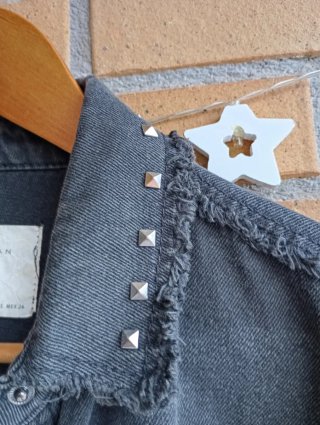 Cazadora vaquera Zara negra tachuelas talla S y M