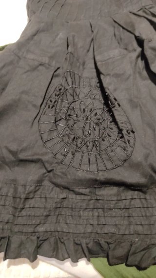 Falda negra Stradivarius con bordados