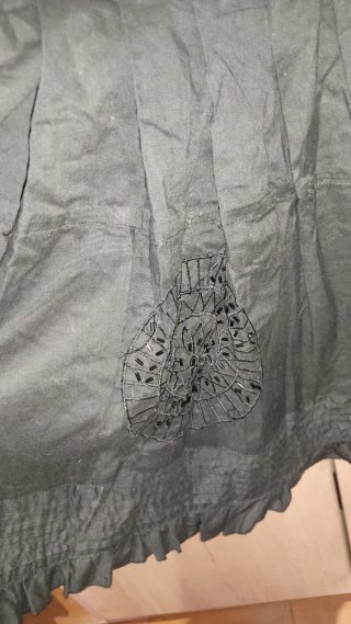 Falda negra Stradivarius con bordados