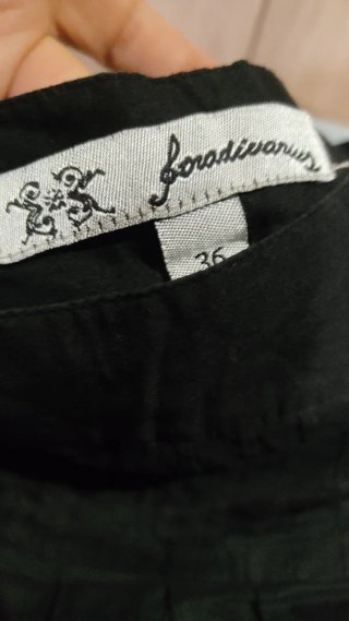 Falda negra Stradivarius con bordados