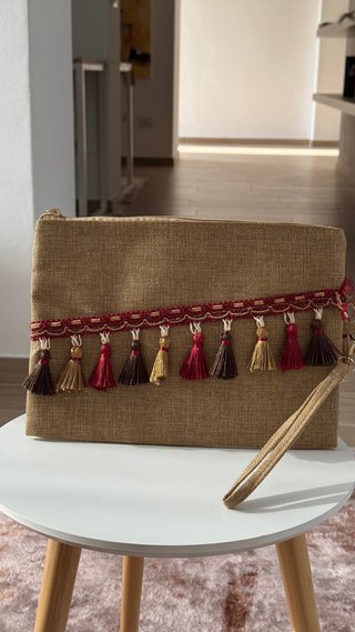 Pochette rettangolare con nappine bordeaux