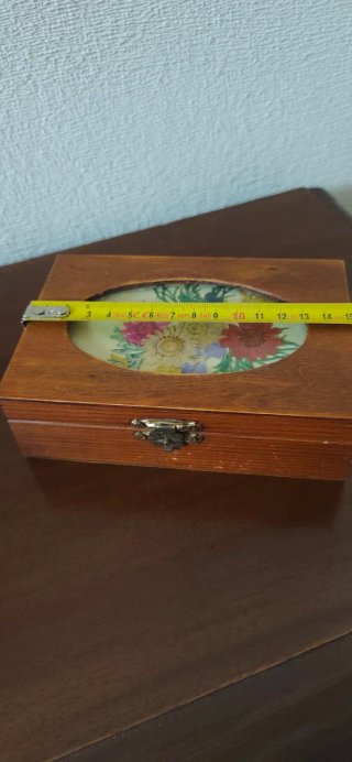 Cajita de madera con flores secas