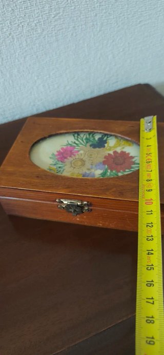 Cajita de madera con flores secas