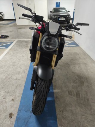 Honda CB650R Roja y Plateada