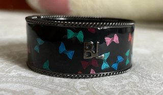 Pulsera BL negra con lazos multicolor