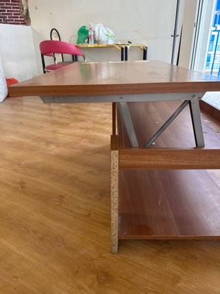Mesa elevable de madera y metal