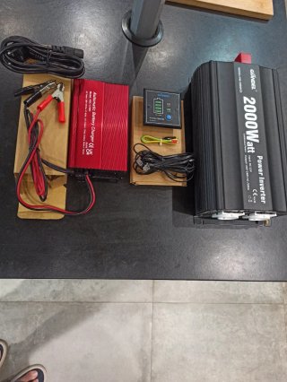 Convertidor 2000W y Cargador Batería 12V 20A